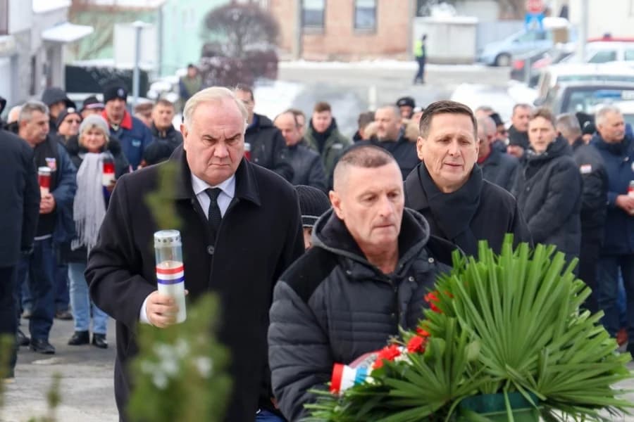 Sjećanje na tragične događaje: Odana počast poginulim hrvatskim braniteljima u Brusniku i Pakracu