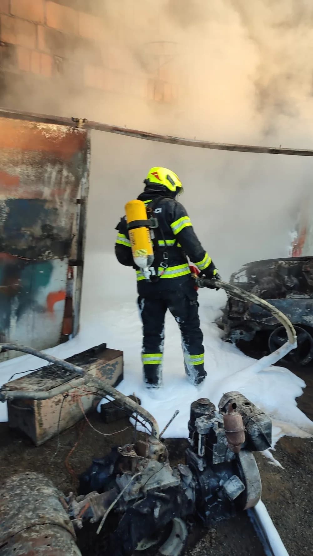 Jučer u Jakšiću u požaru garaže izgorio auto, radni stroj i razni alat. Šteta je ogromna