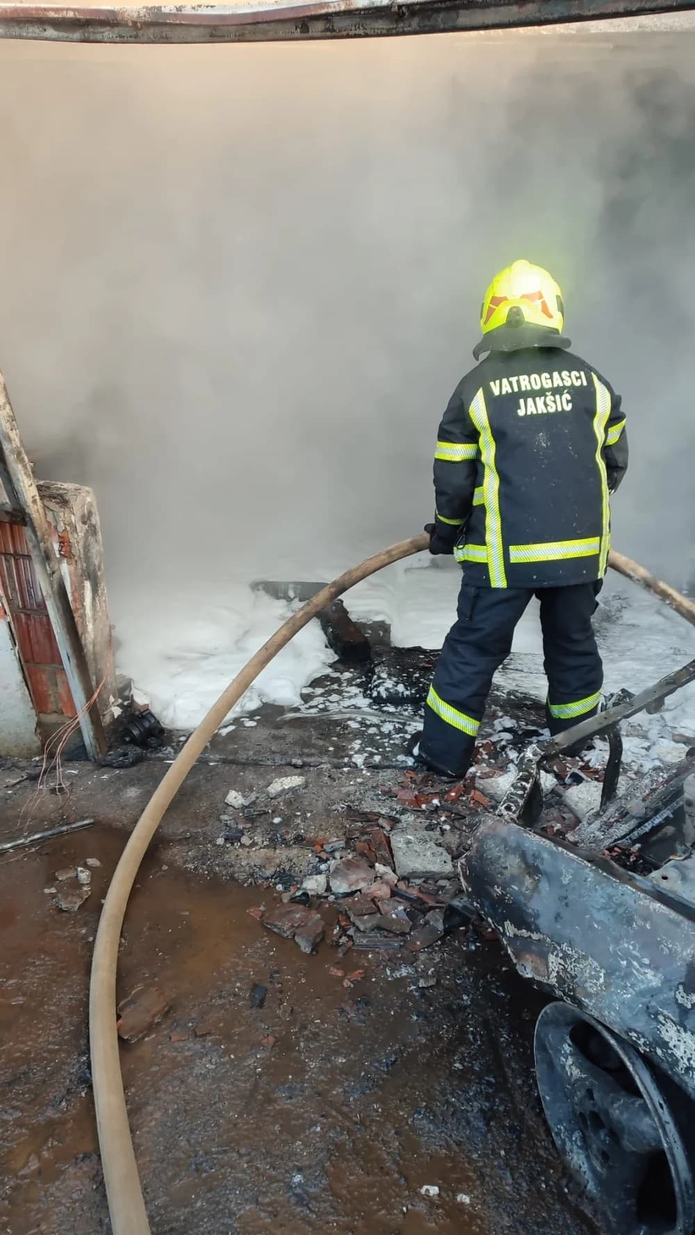 Jučer u Jakšiću u požaru garaže izgorio auto, radni stroj i razni alat. Šteta je ogromna