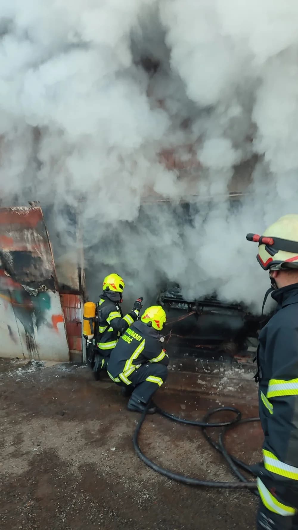 Jučer u Jakšiću u požaru garaže izgorio auto, radni stroj i razni alat. Šteta je ogromna