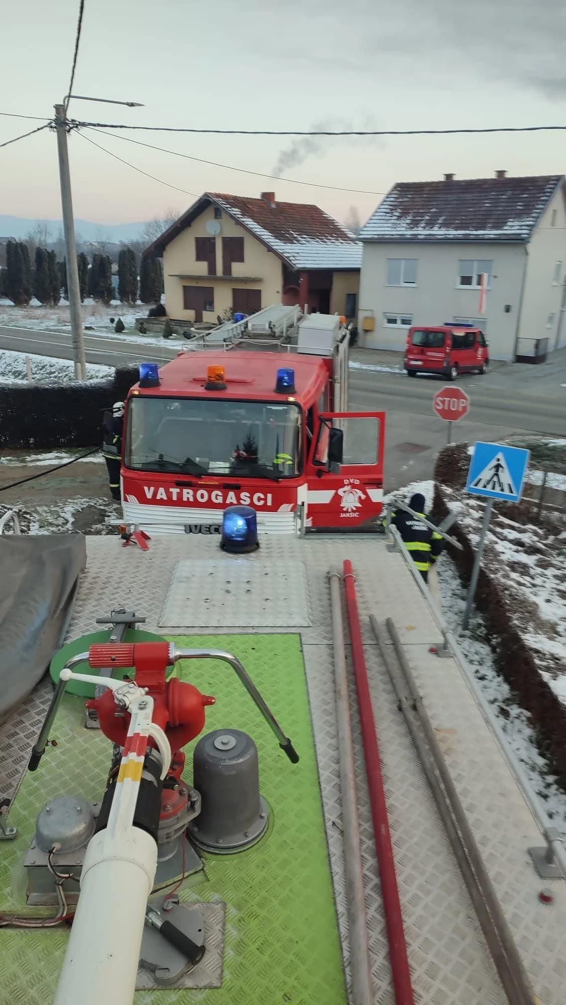 Jučer u Jakšiću u požaru garaže izgorio auto, radni stroj i razni alat. Šteta je ogromna