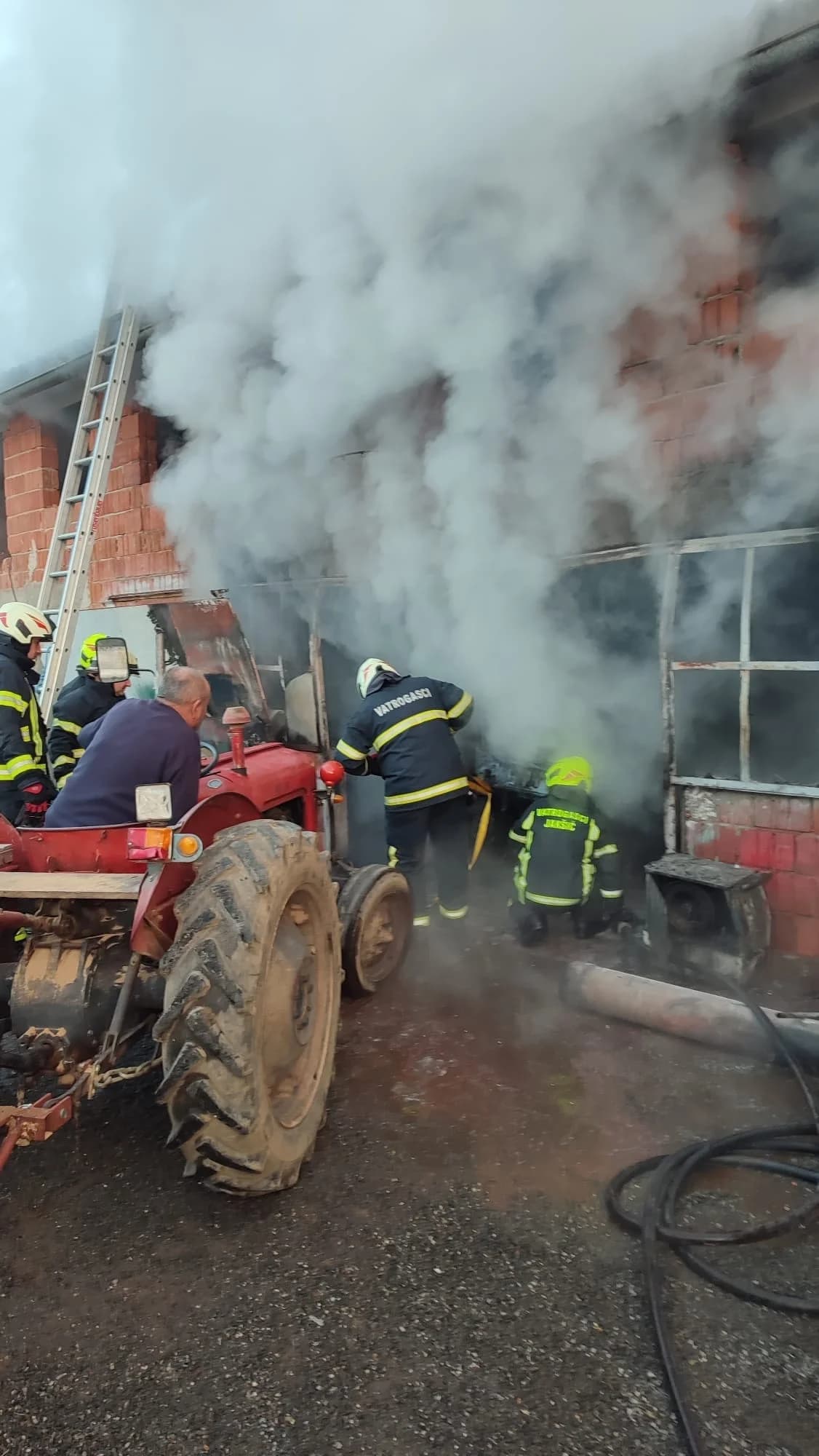 Jučer u Jakšiću u požaru garaže izgorio auto, radni stroj i razni alat. Šteta je ogromna