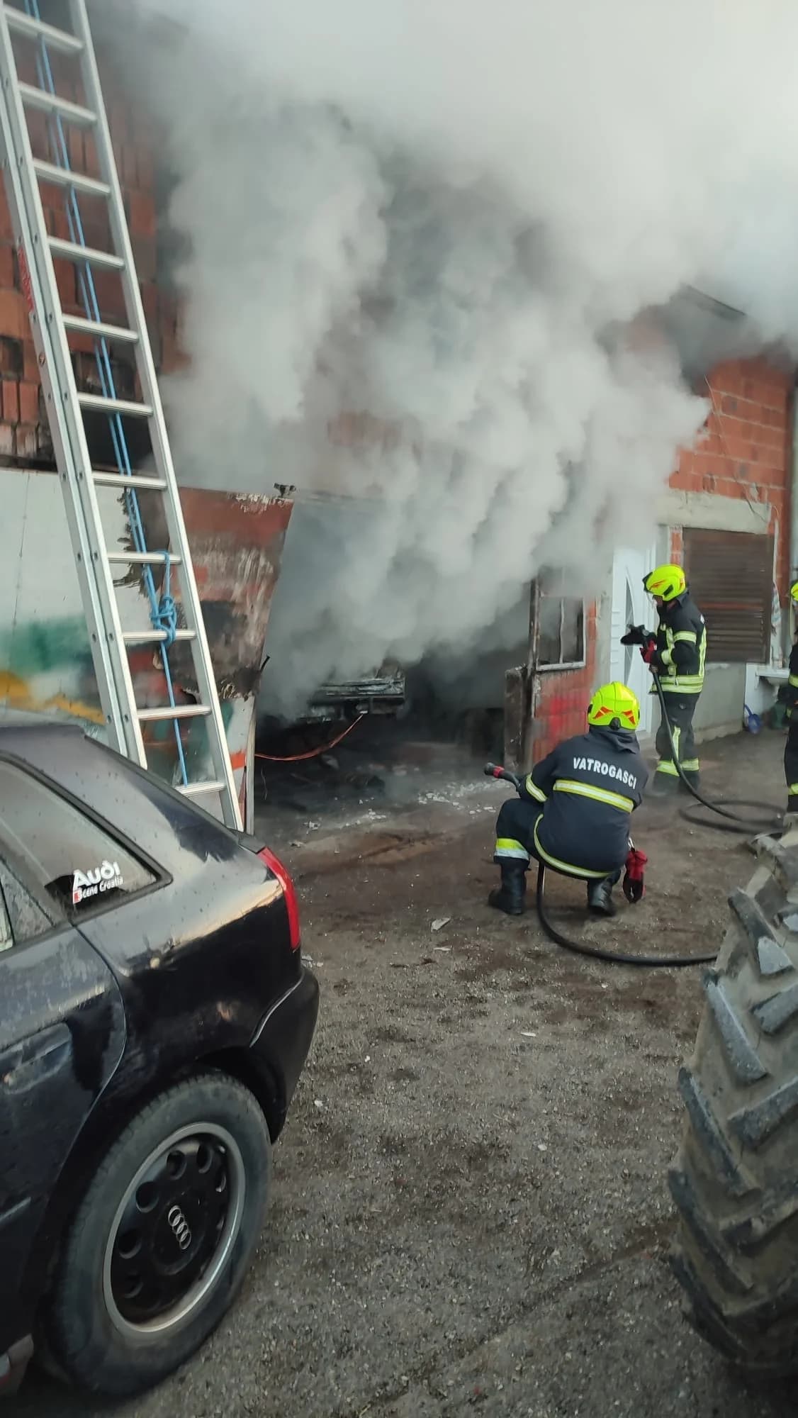 Jučer u Jakšiću u požaru garaže izgorio auto, radni stroj i razni alat. Šteta je ogromna