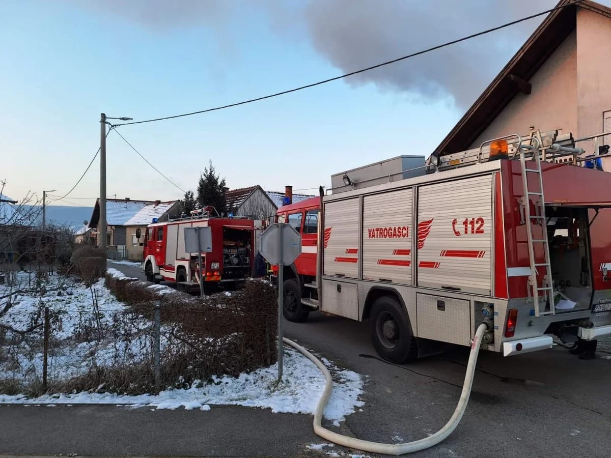 Jučer u Jakšiću u požaru garaže izgorio auto, radni stroj i razni alat. Šteta je ogromna