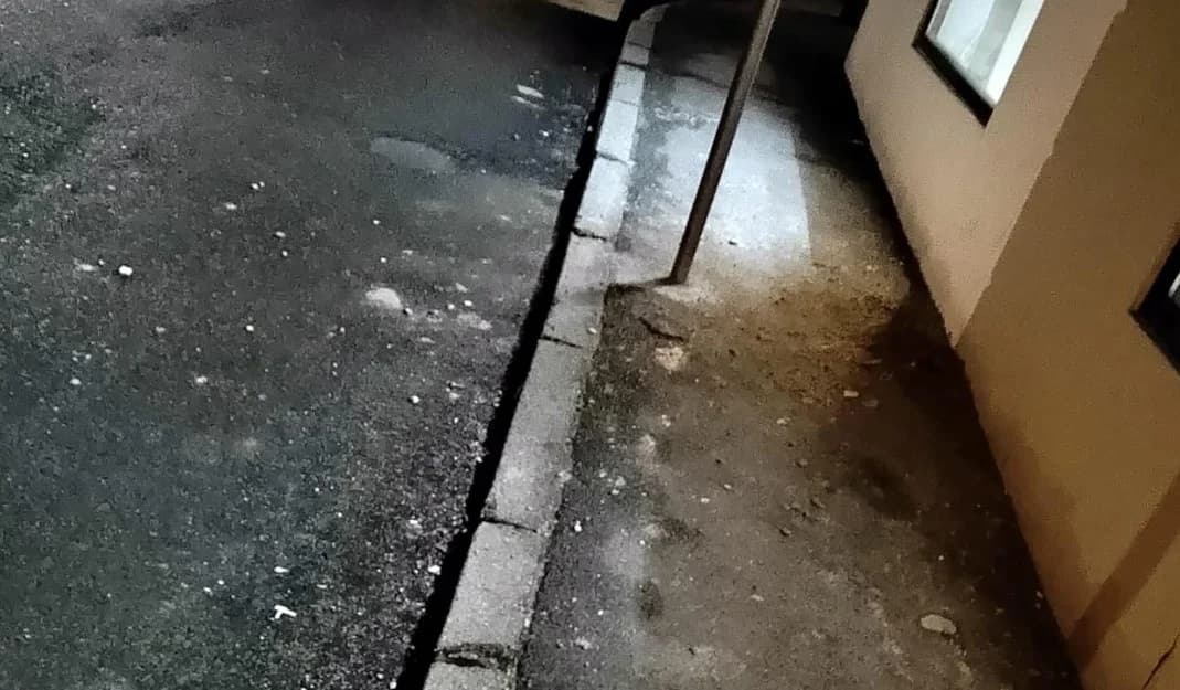 GRAĐANI UPOZORAVAJU: Sa zgrade u Županijskoj ulici otpada žbuka