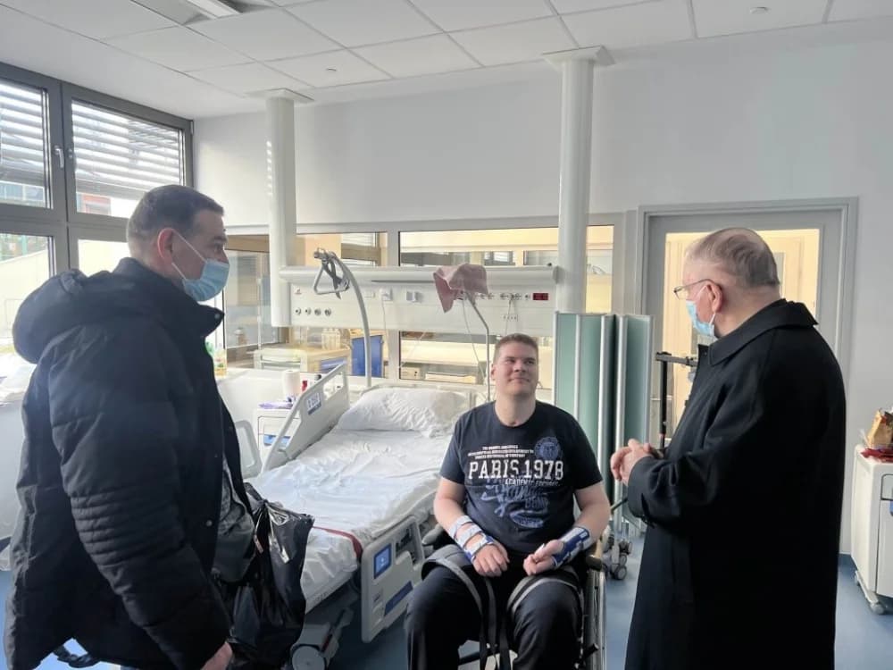 Luka se prošlo ljeto ozlijedio na susretu mladih u Portugalu te se liječi u toplicama gdje ga je posjetio biskup