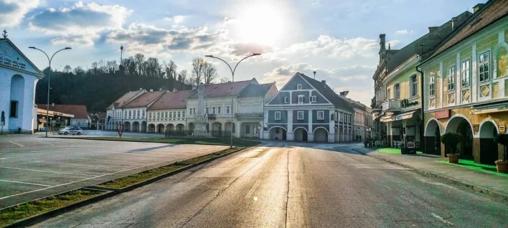 Požega, sunčano, trg