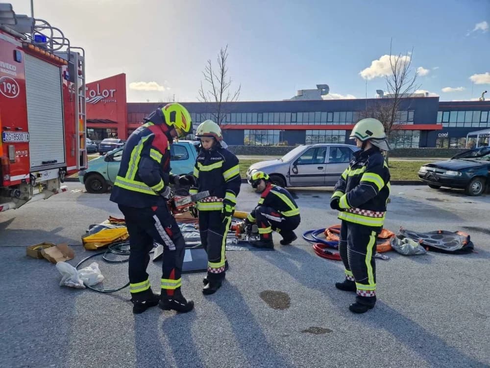 Vatrogasna zajednica PSŽ: Za vatrogasna zvanja uspješno položilo 74 kandidata