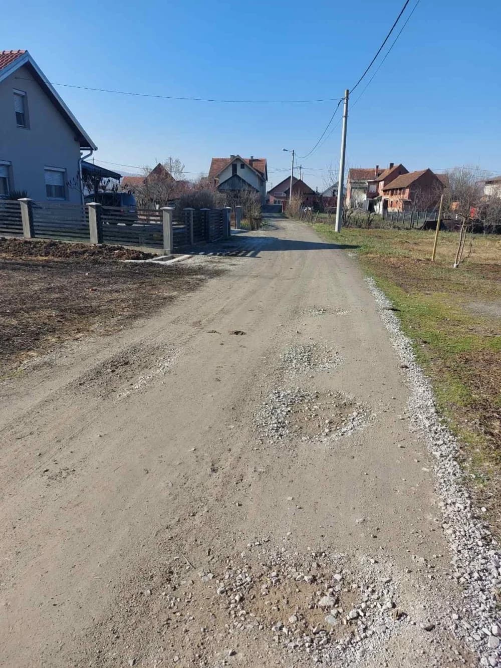 Stanari nove ulice u Nurkovcu 15 godina bez asfalta, mole nadležne da već jednom riješe njihov problem