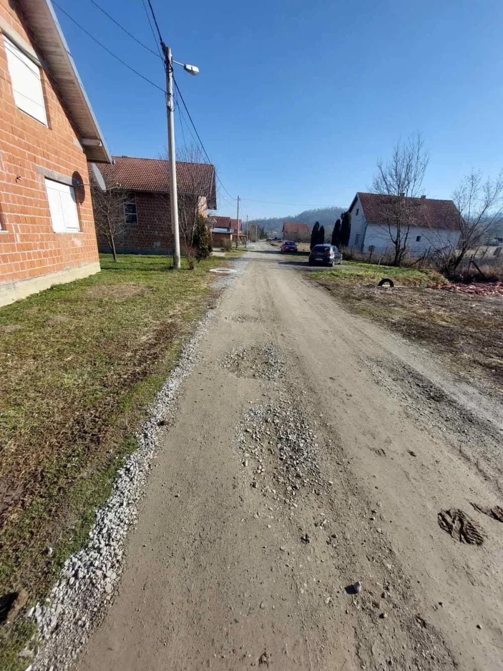 Stanari nove ulice u Nurkovcu 15 godina bez asfalta, mole nadležne da već jednom riješe njihov problem
