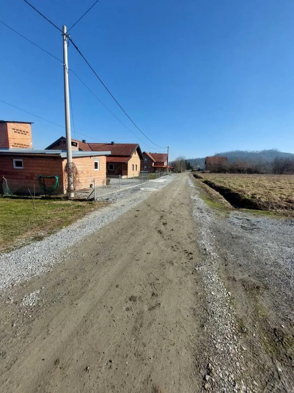 Stanari nove ulice u Nurkovcu 15 godina bez asfalta, mole nadležne da već jednom riješe njihov problem