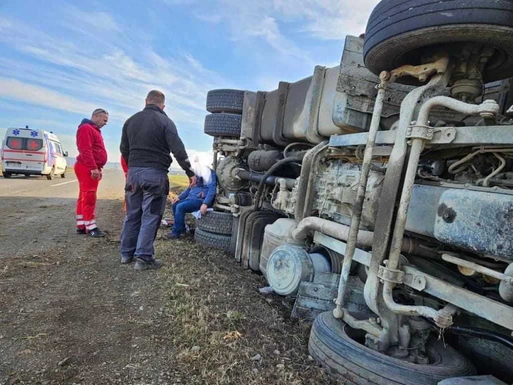 Između Tominovca i Bjeliševca sletio kamion, jedna osoba ozlijeđena