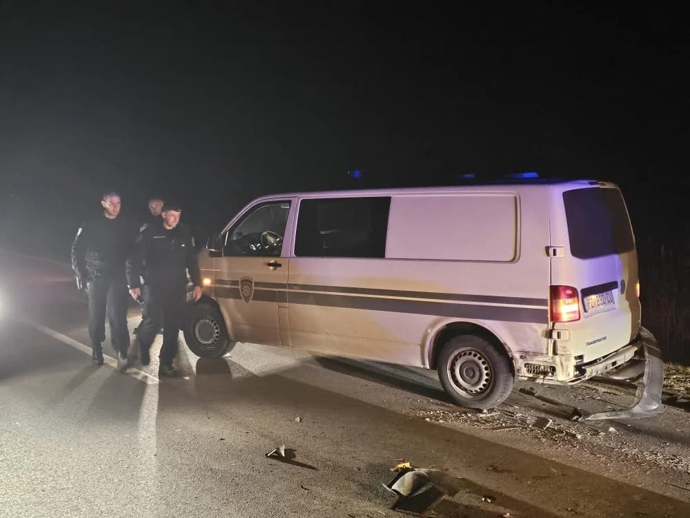 Filmska potjera kraj N. Gradiške: Krijumčari migranata udarili u dva vozila pa pobjegli pješice u polje