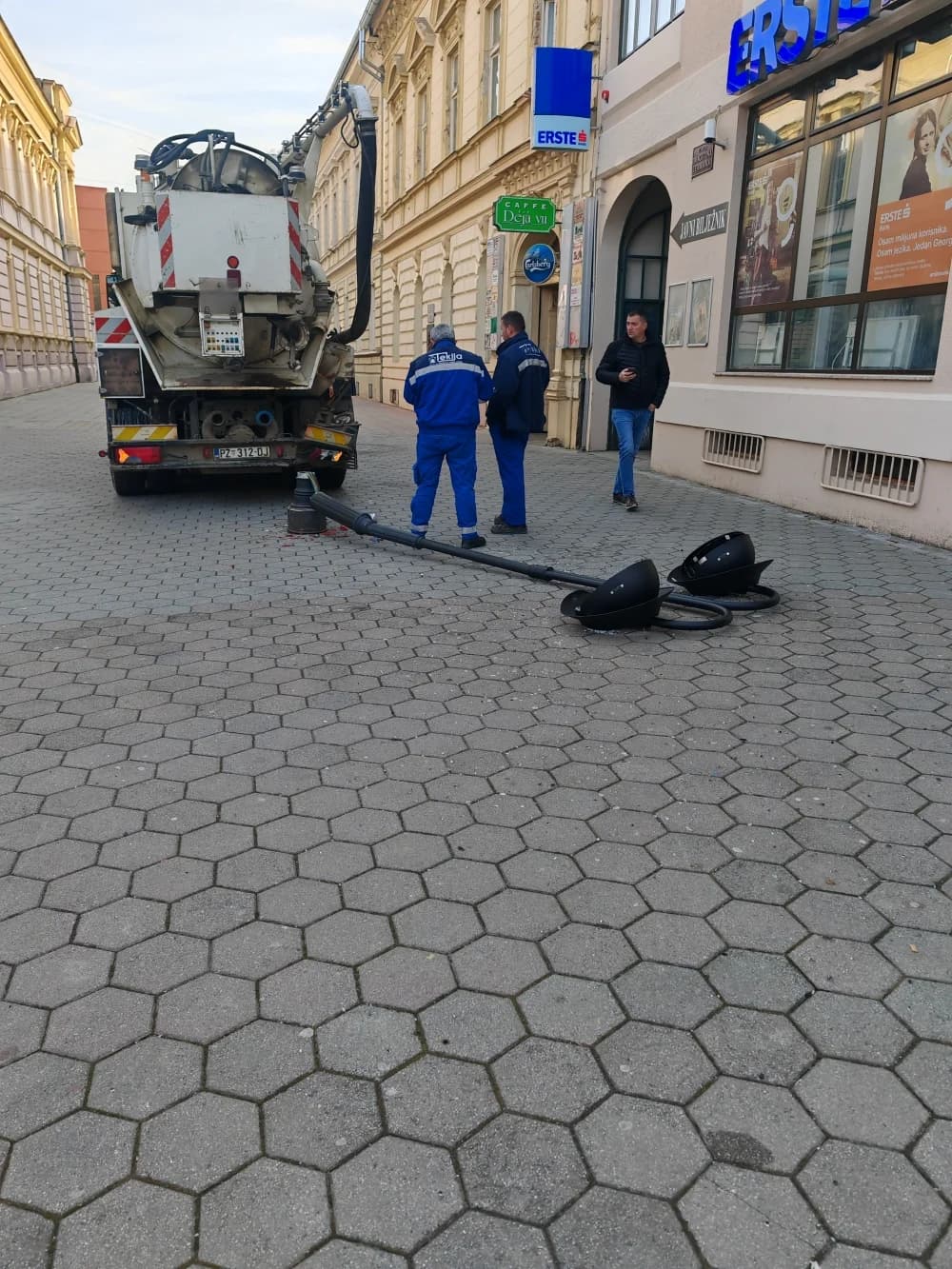 Kamionom u pješačkoj zoni srušili rasvjetni stup
