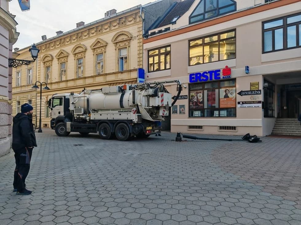 Kamionom u pješačkoj zoni srušili rasvjetni stup
