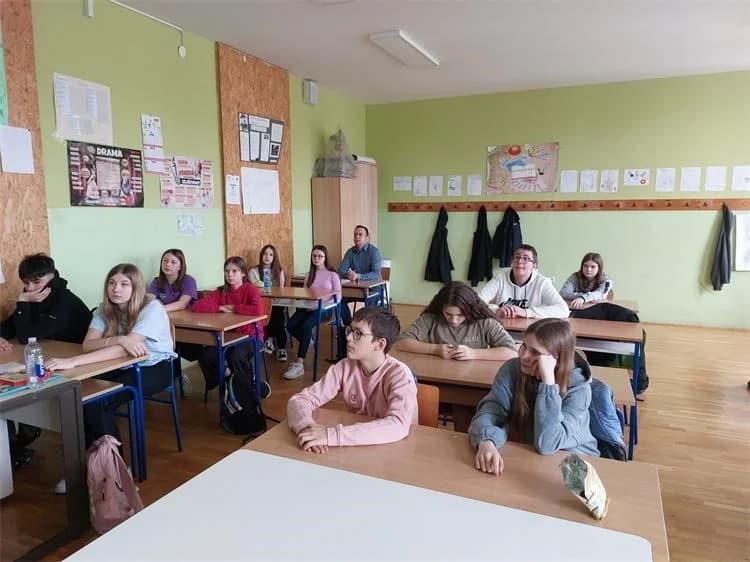 Obilježen „Nacionalni dan borbe protiv vršnjačkog nasilja“, poznat i kao „Dan ružičastih majica“