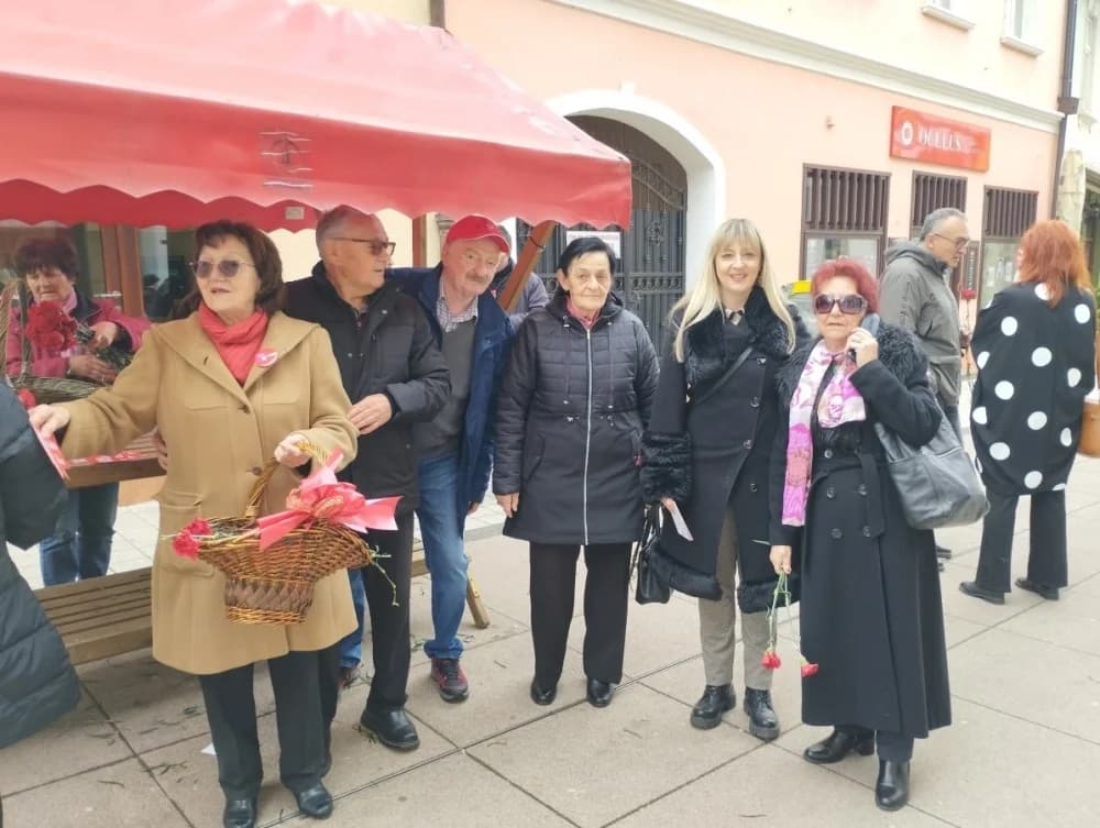 Članovi gradske organizacije SDP-a Požega čestitali Dan žena dijeljenjem karanfila