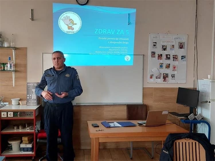 ZDRAV ZA 5: Predavanje o prevenciji ovisnosti i zlouporabi droga u požeškoj Obrtničkoj školi