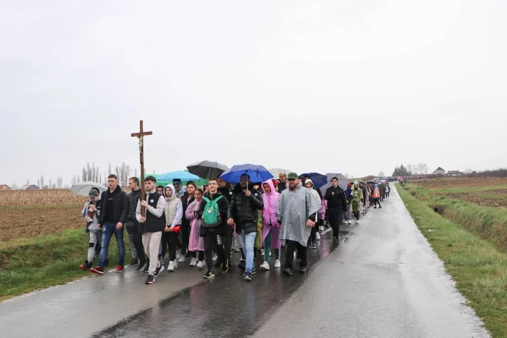 Velika fotogalerija  XXV. križog puta mladih Požeške biskupije