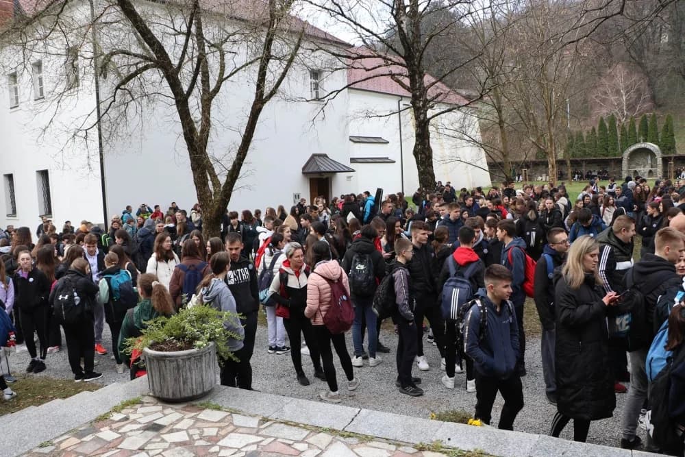 Velika fotogalerija  XXV. križog puta mladih Požeške biskupije