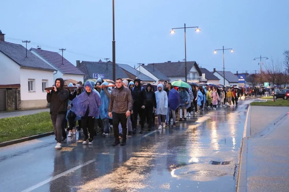 Velika fotogalerija  XXV. križog puta mladih Požeške biskupije