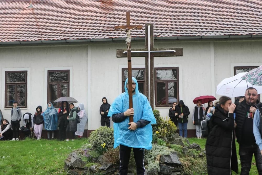 Velika fotogalerija  XXV. križog puta mladih Požeške biskupije