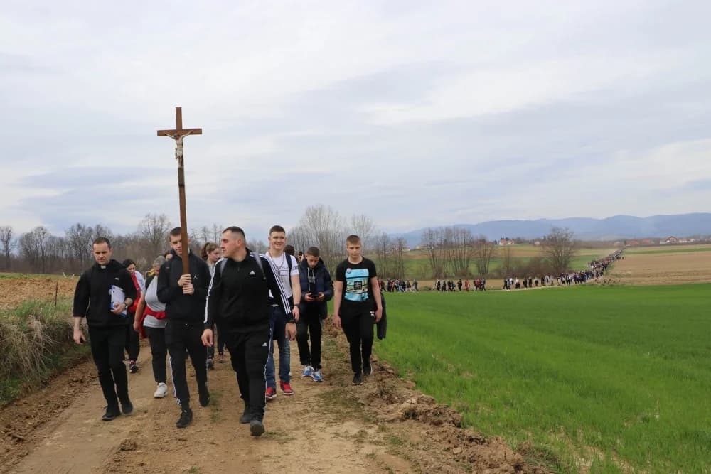 Velika fotogalerija  XXV. križog puta mladih Požeške biskupije