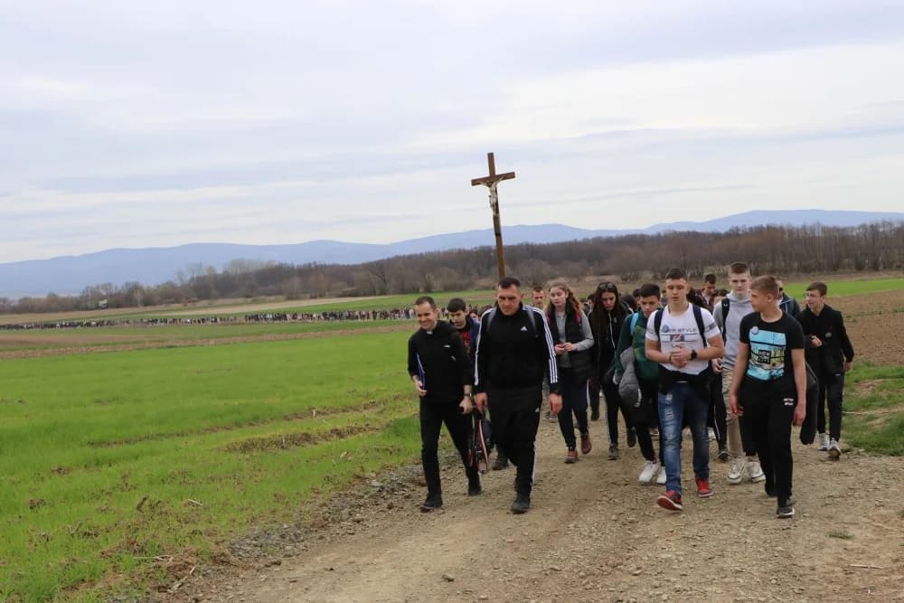Velika fotogalerija  XXV. križog puta mladih Požeške biskupije