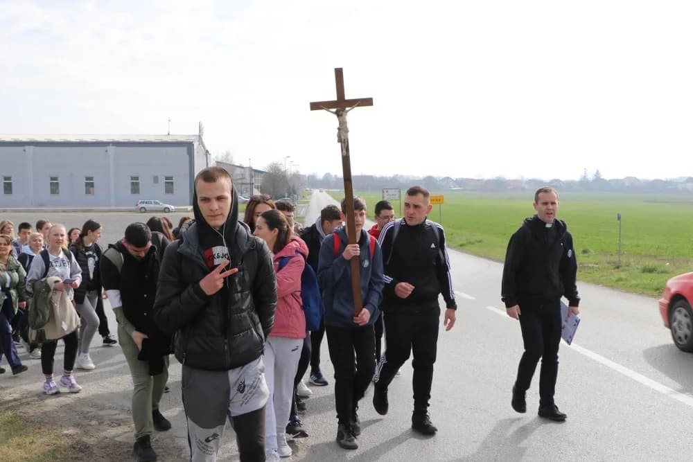 Velika fotogalerija  XXV. križog puta mladih Požeške biskupije