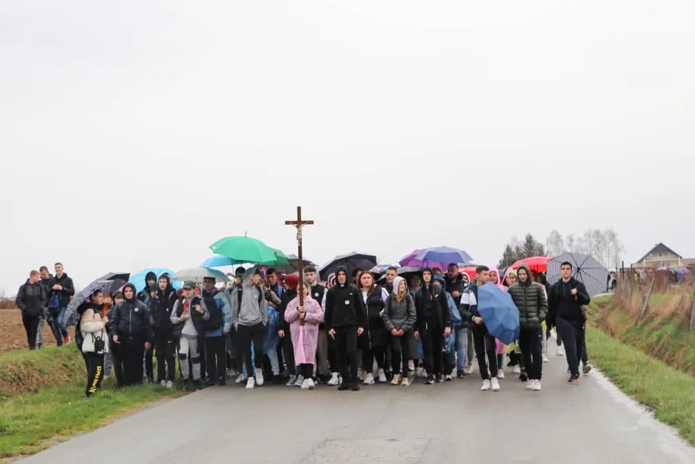 Velika fotogalerija  XXV. križog puta mladih Požeške biskupije