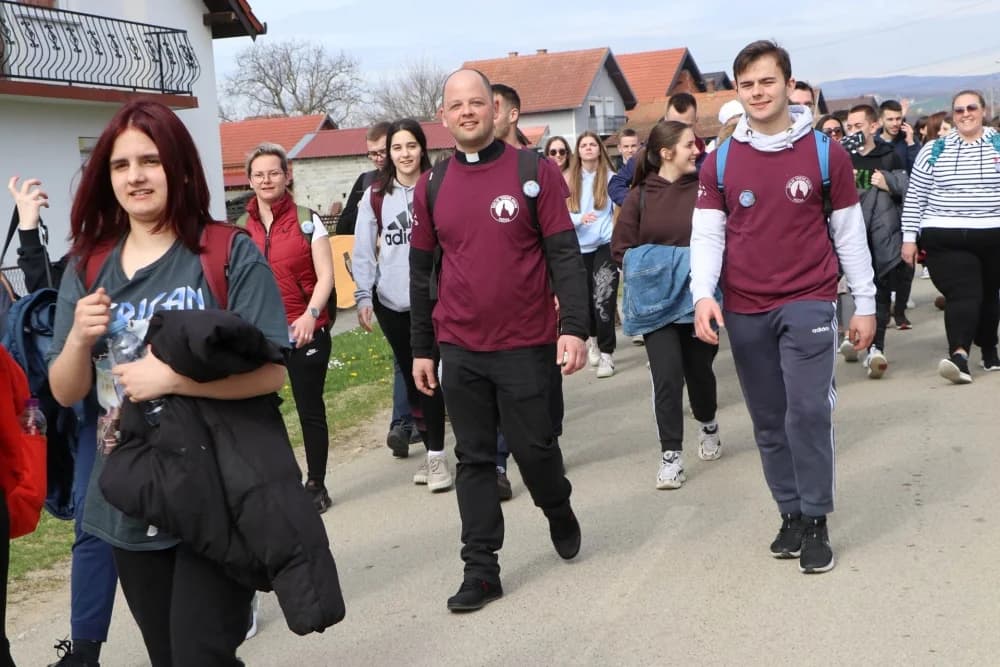 Velika fotogalerija  XXV. križog puta mladih Požeške biskupije