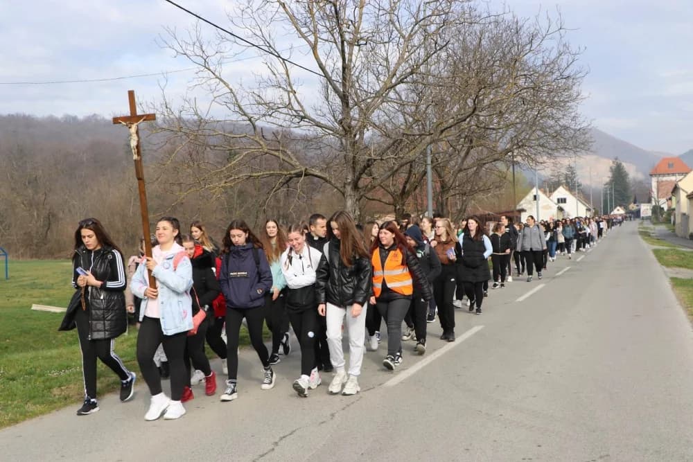 Velika fotogalerija  XXV. križog puta mladih Požeške biskupije