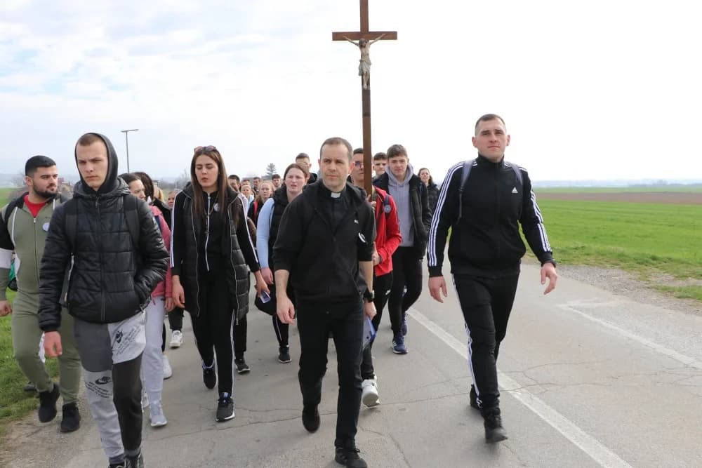 Velika fotogalerija  XXV. križog puta mladih Požeške biskupije