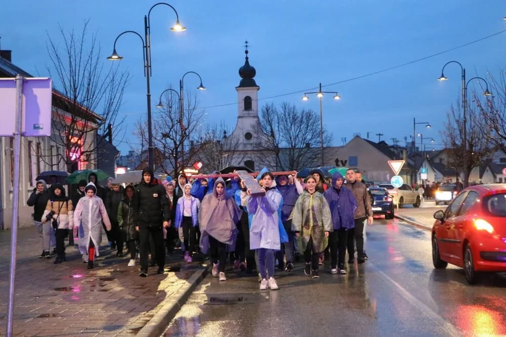 Velika fotogalerija  XXV. križog puta mladih Požeške biskupije
