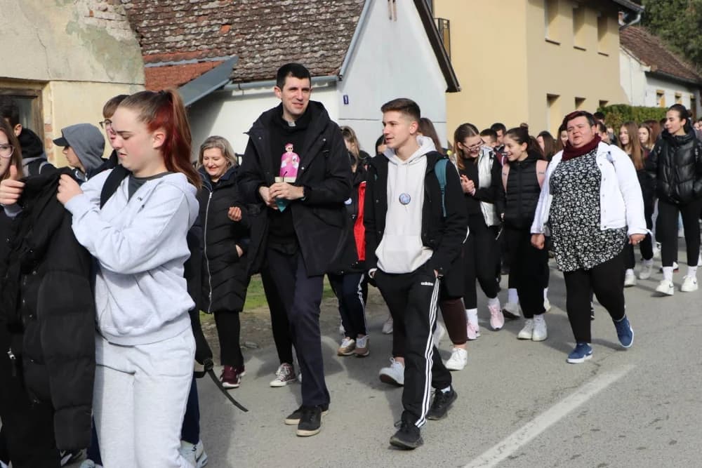 Velika fotogalerija  XXV. križog puta mladih Požeške biskupije