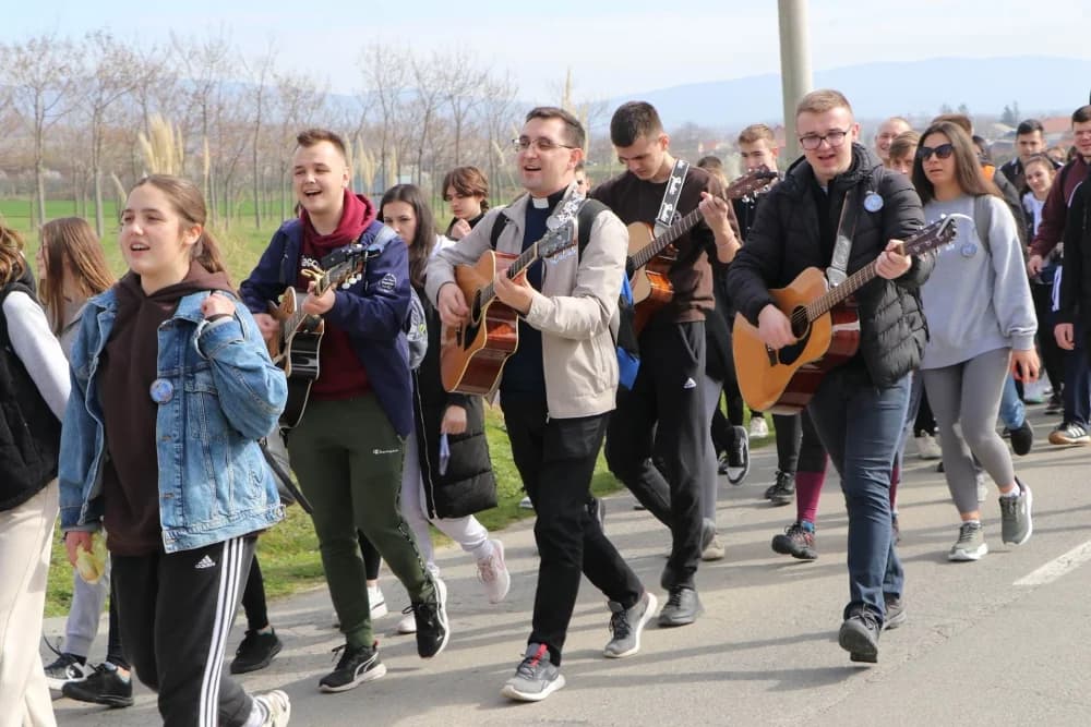 Velika fotogalerija  XXV. križog puta mladih Požeške biskupije