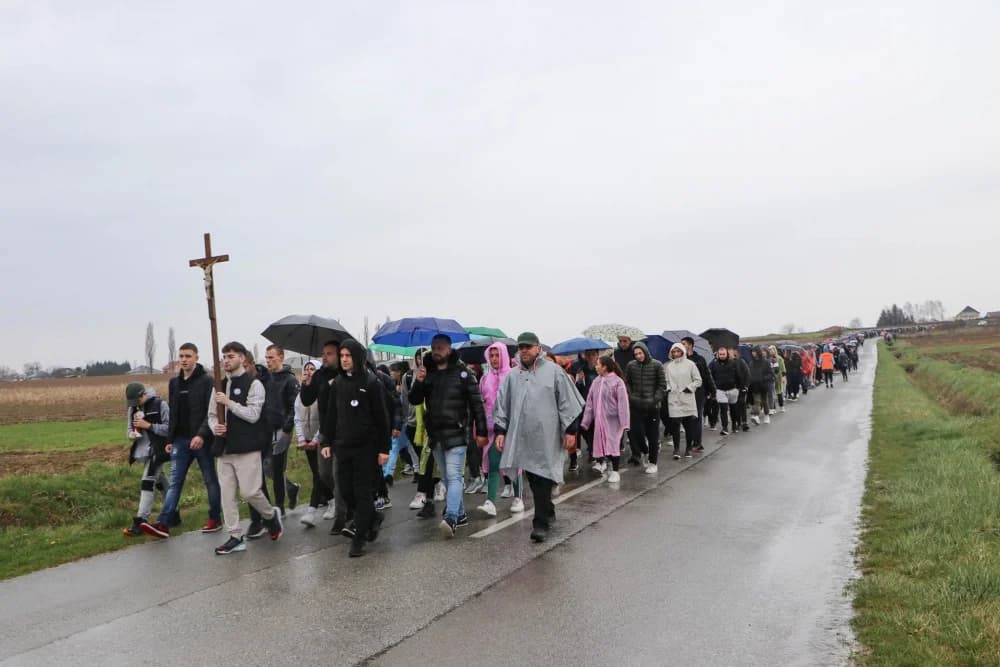 Velika fotogalerija  XXV. križog puta mladih Požeške biskupije