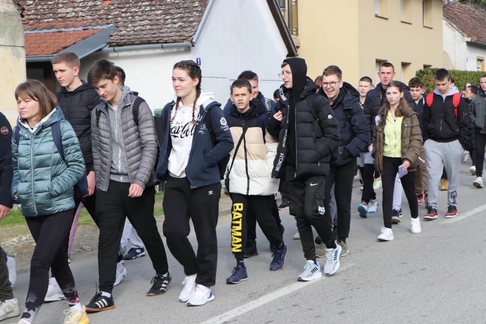 Velika fotogalerija  XXV. križog puta mladih Požeške biskupije