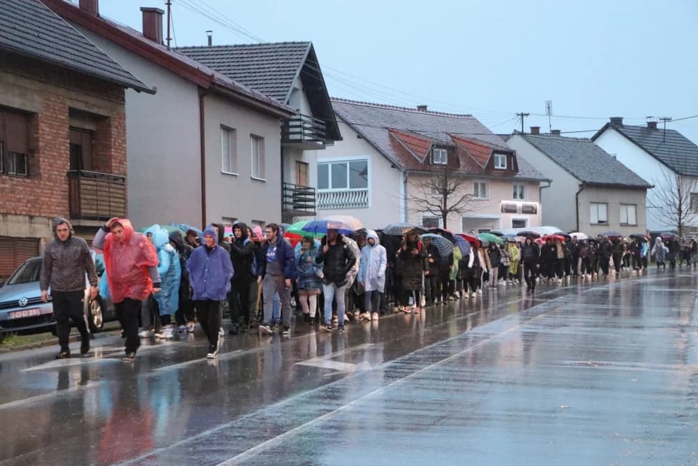 Velika fotogalerija  XXV. križog puta mladih Požeške biskupije