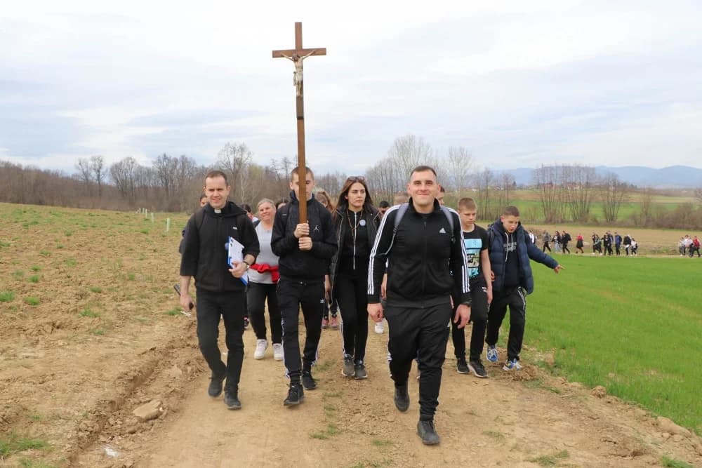 Velika fotogalerija  XXV. križog puta mladih Požeške biskupije