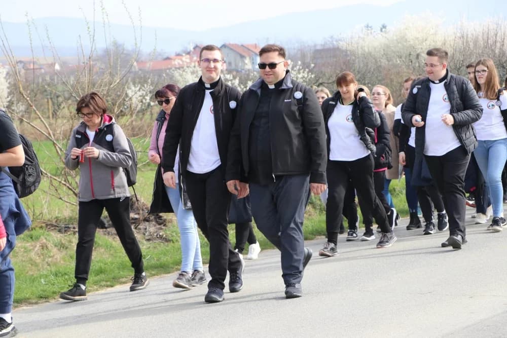 Velika fotogalerija  XXV. križog puta mladih Požeške biskupije