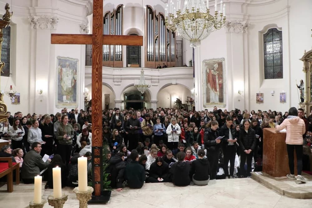 Velika fotogalerija  XXV. križog puta mladih Požeške biskupije