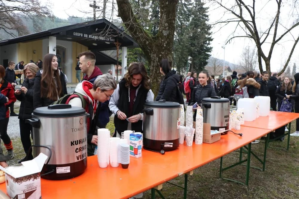 Velika fotogalerija  XXV. križog puta mladih Požeške biskupije