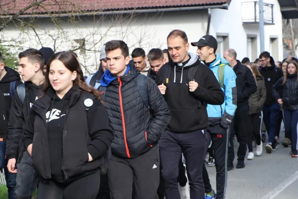 Velika fotogalerija  XXV. križog puta mladih Požeške biskupije