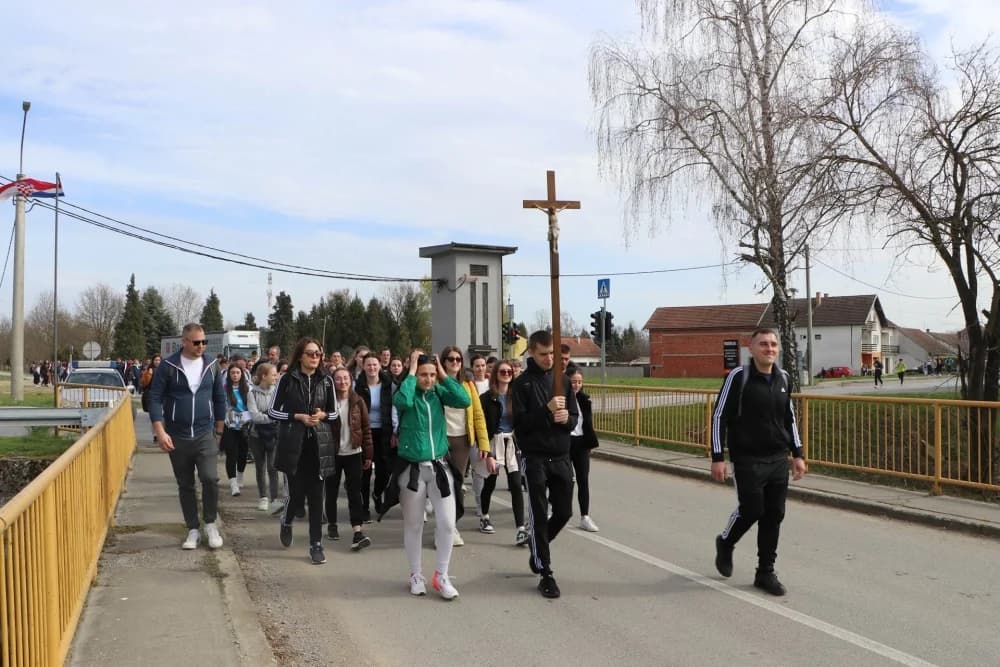 Velika fotogalerija  XXV. križog puta mladih Požeške biskupije