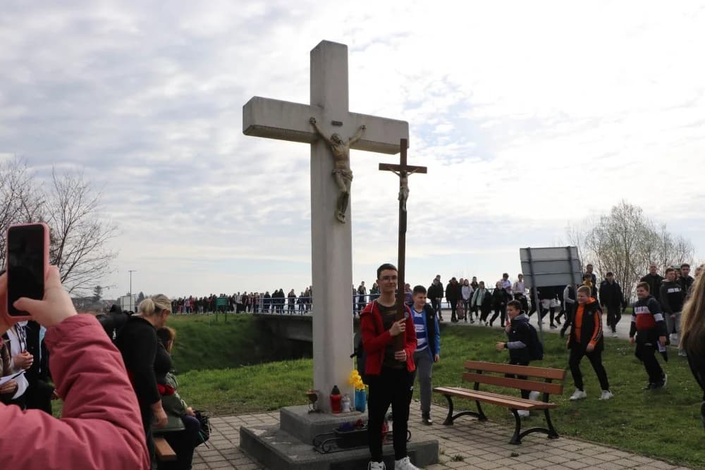 Velika fotogalerija  XXV. križog puta mladih Požeške biskupije