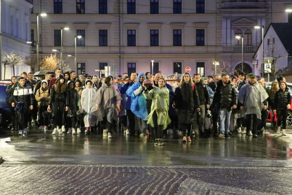 Velika fotogalerija  XXV. križog puta mladih Požeške biskupije