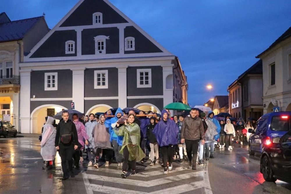 Velika fotogalerija  XXV. križog puta mladih Požeške biskupije