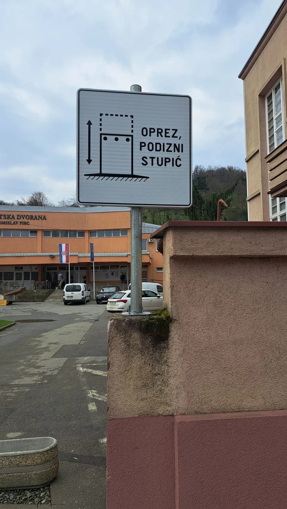 Postavljen podizni stupić na parkiralištu Sportske dvorane Tomislav Pirc