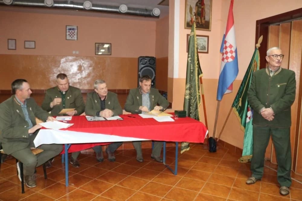 VETOVAČKI LOVCI: Franjo Lukačević, Vlado Svoboda i Jakob Bodolović primili plakete za 50 godina lovačkog staža